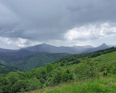 20250601_133345-01 Le Tarbesou sous la pluie et la Dent d'Orlu.