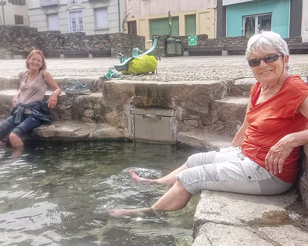 20250601_163349-01 Détente à Ax-les-Thermes dans le bassin d'eau souffrée. On évite la source dont l'eau jaillit à 77°