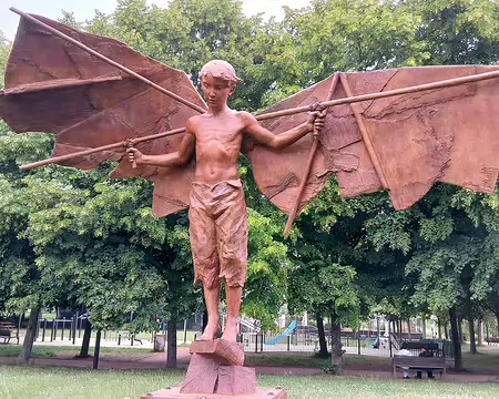 003 L’une des nombreuses œuvres d’art ornant le parc des sources de la Bièvre à Guyancourt