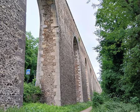 030 Dix-neuf arcades composent l’aqueduc de Buc (longueur 580 m, hauteur 21 m), mis en service en 1686 sous le règne de Louis XIV, pour acheminer les eaux du...