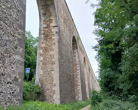 030 Dix-neuf arcades composent l’aqueduc de Buc (longueur 580 m, hauteur 21 m), mis en service en 1686 sous le règne de Louis XIV, pour acheminer les eaux du...