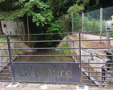 037 Le bras artificiel de la Bièvre (bras vif) a été créé pour actionner les roues des nombreux moulins qui jalonnaient autrefois la rivière