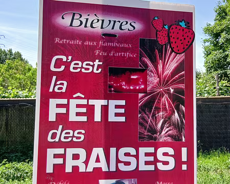 023 A Bièvres, depuis 1925, chaque année au mois de juin, la fête de la fraise célèbre la culture de ce fruit dans la vallée