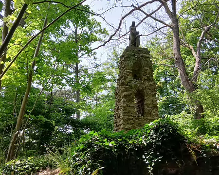 030 Statue de la Vierge à l’Enfant dans le bois de Bel-Air, au nord de Bièvres