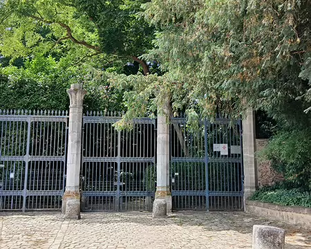 034 L’entrée du château de Vauboyen (début XIXème siècle) sur la commune de Bièvres