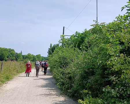 037 A Vauboyen, dans la vallée de la Bièvre, le GR 11 longe la voie ferrée