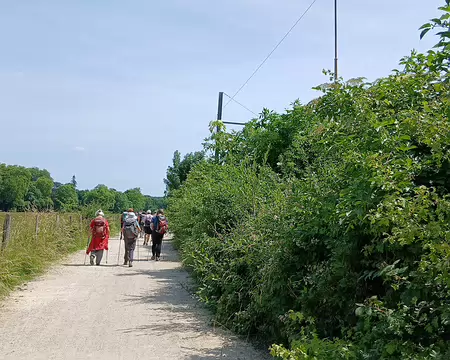 037 A Vauboyen, dans la vallée de la Bièvre, le GR 11 longe la voie ferrée