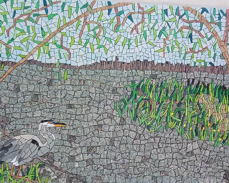 043 A Bièvres, cette mosaïque a été réalisée en 2025 par Patrick Abat Diaz à l’occasion du 25ème anniversaire du classement de la vallée de la Bièvre