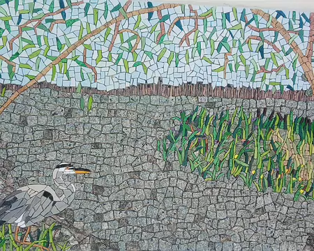 043 A Bièvres, cette mosaïque a été réalisée en 2025 par Patrick Abat Diaz à l’occasion du 25ème anniversaire du classement de la vallée de la Bièvre