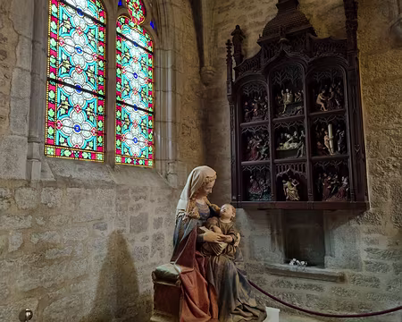 008 Cette Vierge à l'enfant a été offerte en 1415 par Jean Sans Peur à Sainte Colette. Après 1920 elle fut acquise par le Metropolitan Museum of Art de New-York....