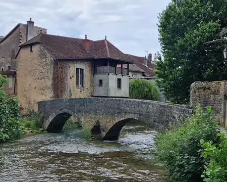 020 Pont des Capucins. Pont piéton datant du XVIIIe siècle sous lequel coule la Cuisance