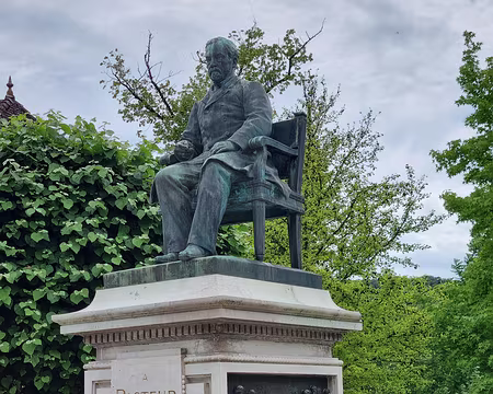 025 La statue de Pasteur est l'œuvre d'Horace Daillion. L'inauguration a eu lieu les 28 et 29 septembre 1901 en présence de l'épouse de Pasteur