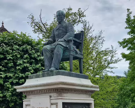 025 La statue de Pasteur est l'œuvre d'Horace Daillion. L'inauguration a eu lieu les 28 et 29 septembre 1901 en présence de l'épouse de Pasteur