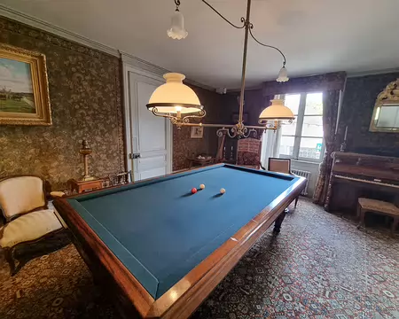 030 Le salon possède un billard sur lequel Louis Pasteur aimait jouer avec son gendre et son petit-fils