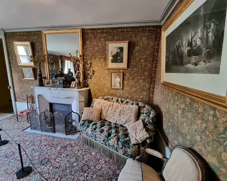 031 Au mur, un tableau représente le berger Jean-Baptiste Jupille essayant de tuer le chien enragé qui l'avait mordu et menaçait ses camarades