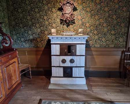 032 La salle à manger est chauffée par un beau Kachelofe, car l 'épouse de Louis Pasteur était alsacienne et appréciait ce genre de chauffage