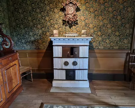 032 La salle à manger est chauffée par un beau Kachelofe, car l 'épouse de Louis Pasteur était alsacienne et appréciait ce genre de chauffage