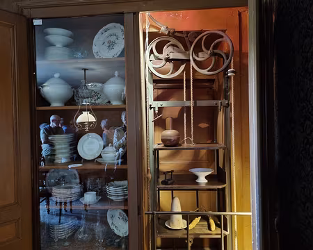 033 L'attraction de cette salle à manger c'est un monte-plats qui permettait de communiquer avec la cuisine qui se trouvait au sous-sol