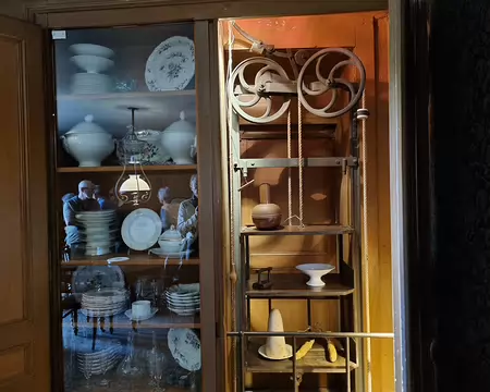 033 L'attraction de cette salle à manger c'est un monte-plats qui permettait de communiquer avec la cuisine qui se trouvait au sous-sol