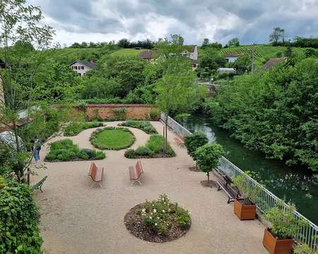 037 Vue sur le jardin et la jolie rivière, la Cuisance