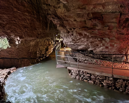 042 Rivière que l'on suit et dont le niveau va continuer à monter. Par mesure de sécurité la visite