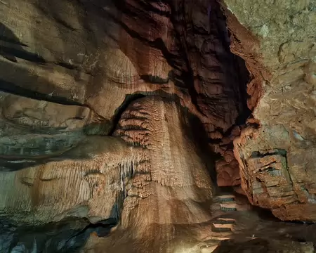 044 Joyau de la reculée situé à 120m sous terre, les grottes de Baume-les-Messieurs s'ouvrent sur un long couloir de 70m, véritable nef d'église