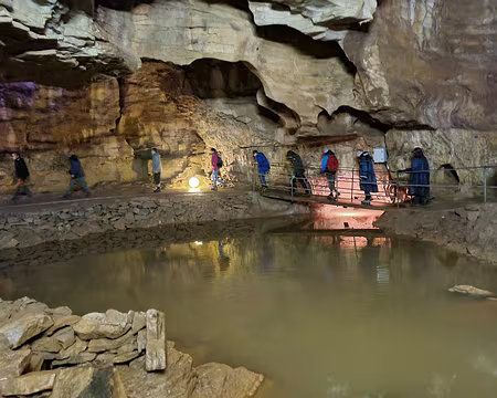 045 Sur 600m de galeries aménagées, se succèdent salles de 20m à 80m de hauteur, rivière et lac souterrain