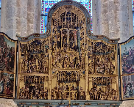 049 Splendide retable dont la réalisation est attribuée aux ateliers d'Anvers au XVIe siècle. Il est impressionnant par sa taille puisqu'il mesure 5,4m sur 4m