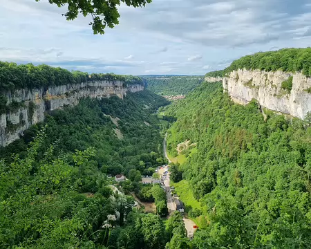 051 Vue depuis le belvédère des Roches de Baume