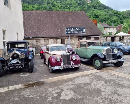 054 Rallye de voitures anciennes devant les Salines de Salins-les-Bains