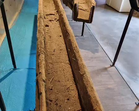 055 Canalisation utilisée pour la circulation de la saumure dans la saline, reliant probablement les réservoirs aux poêles