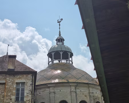 060 Elle est dotée d'un plan oval, surmonté d'un dôme récemment rénové avec ses tuiles vernissées, d'une tour lanterne et d'un clocheton