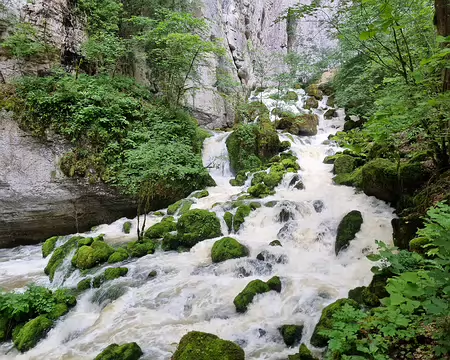 063 En remontant vers le Bief Sarrazin, source temporaire qui coule très peu. 4 km de galeries ont donc pu être explorés à ce jour
