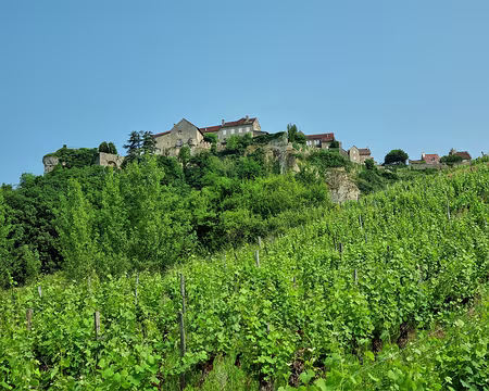 068 Posé en sentinelle au bord du Revermont, Château-Chalon est le « phare » du Vignoble du Jura. Le célébrissime Vin Jaune donne toute sa renommée à l'un des «...