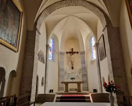 072 Intérieur de l'église Saint-Pierre. Monument historique des XIIe, XVIe et XVIIIe siècles