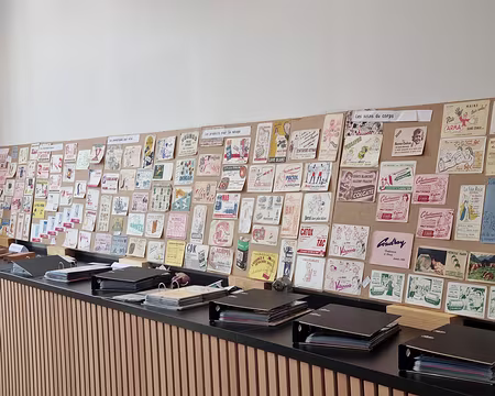 074 Plus de 300 buvards publicitaires exposés dans la salle communale