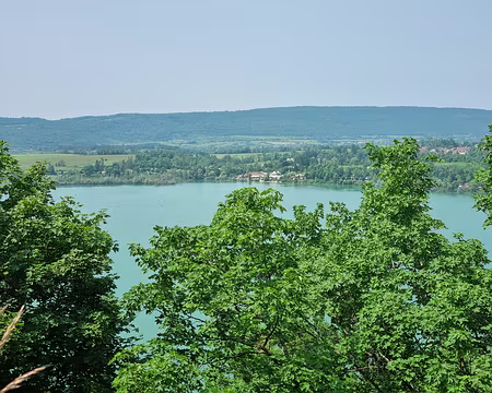 080 Depuis le belvédère sur la Roche, le lac de Chalain. L'on domine le lac de 110m environ