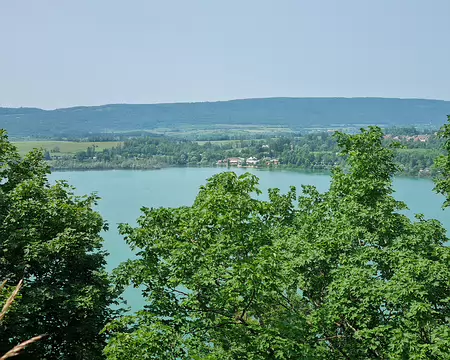 080 Depuis le belvédère sur la Roche, le lac de Chalain. L'on domine le lac de 110m environ