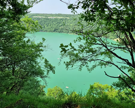 081 Le lac de Chalain est le plus grand lac naturel du Jura. Sa singularité ?, une eau turquoise, héritage de son passé géologique