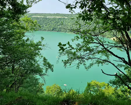 081 Le lac de Chalain est le plus grand lac naturel du Jura. Sa singularité ?, une eau turquoise, héritage de son passé géologique