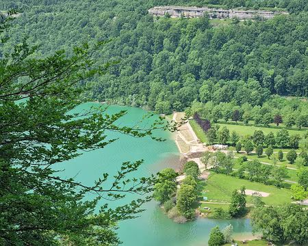 082 Vue sur l'une des deux plages du lac de Chalain depuis le belvédère de la Frate