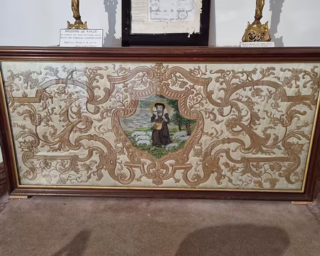 087 Broderie de Paille de froment sur soie du XVIIe siècle. Œuvre des religieuses Annonciades. Médaillon : Broderie de perles, Jésus le Bon Pasteur