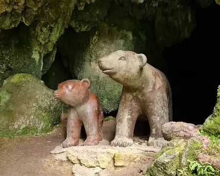 099 Ces deux statues de bois taillées sur le même arbre sont l'œuvre d'une sculptrice locale, la première datant de 1994 et la seconde de l'année suivante