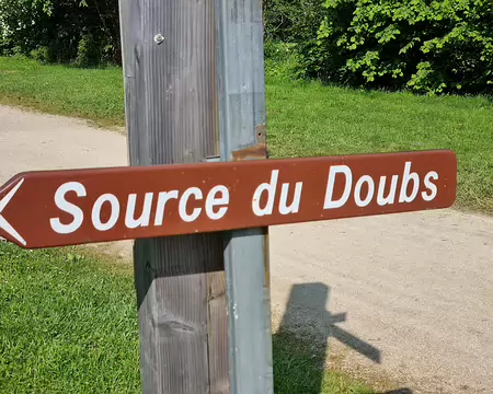 104 La source du Doubs se découvre tout près du village de Mouthe (950m) ; au pied du Mont Risoux (1419m)