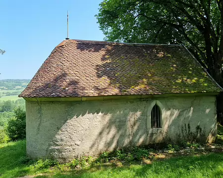 131 Chapelle castrale. Elle est un des seuls restes du village médiéval fortifié de Richebourg qui a cessé d'être habité vers 1940