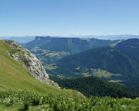 P1180896 Vue sur le Pinet des Hauts de Chartreuse et vers le Mont Blanc.