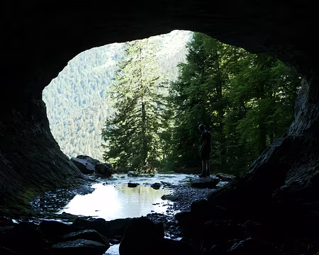 P1180910 Dans l'ouverture de la grott : entrée d'un immense réseau karstique sous la Chartreuse.