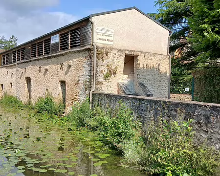 005 L’ancien séchoir à peaux est le dernier vestige des tanneries installées à Chevreuse le long du canal de l’Yvette (appelé la rivière aux Tanneurs). Il abrite...