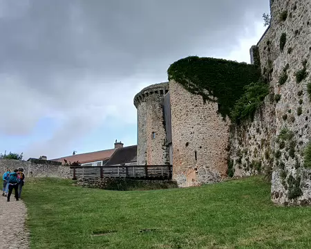 009 Arrivée au château fort de la Madeleine par le chemin Jean Racine