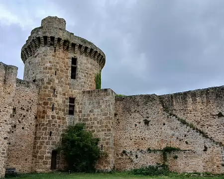 012 Le mur d’enceinte du château de la Madeleine